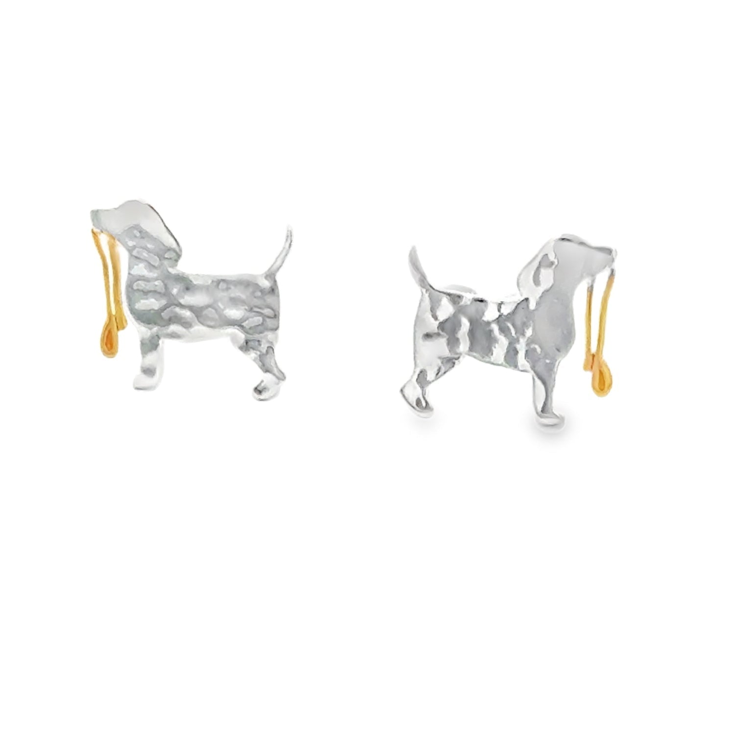 A sterling silver Hammered Dog Stud holding an 18ct gold plated lead in its mouth.